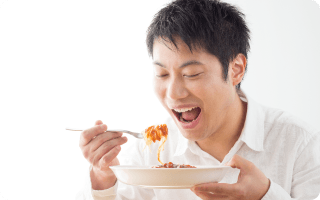 パスタを食べている男性　イメージ