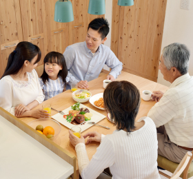 3世代家族　食事　イメージ