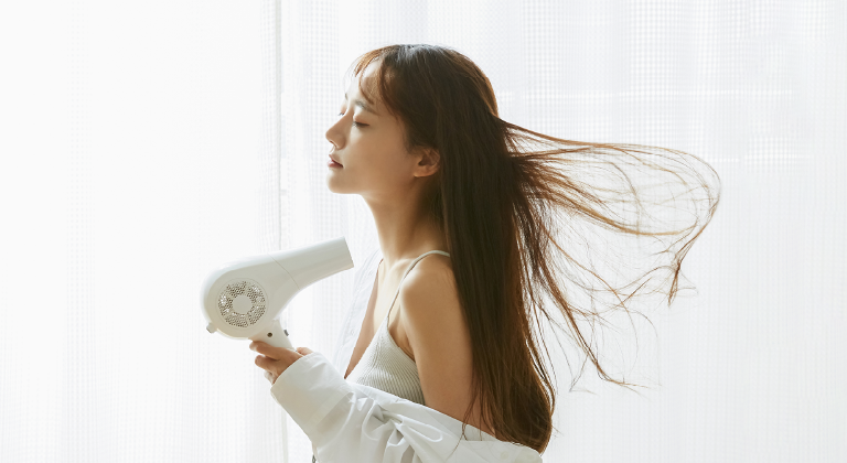 髪を乾かす女性のイメージ